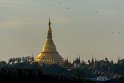 Shwedagon Pagode in Yangon auf dem Singuttara-Hügel - Blick vom Kandawgyi Lake