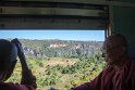 Mönche im Zug schauen auf den Goteik Viadukt
