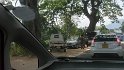 Moskitos (Polizisten) warten meistens hinter Kurven oder Überholverboten. Unser Fahrer hat auch 1000 Rupien (im Wald!) an einen Polizisten gezahlt nachdem er nach beim Überholen erwischt wurde.