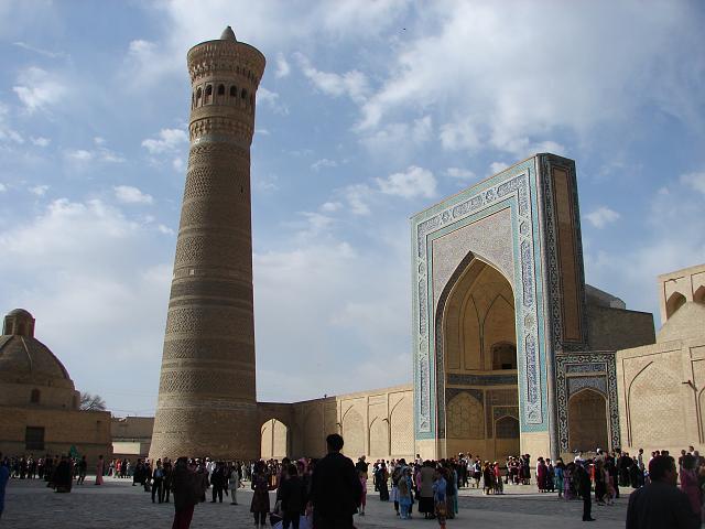 DSC00408.JPG - Das Minarett KALAN ("der Große") ist das Wahrzeichen der Stadt Buchara. Rechts die Moschee KALAN.