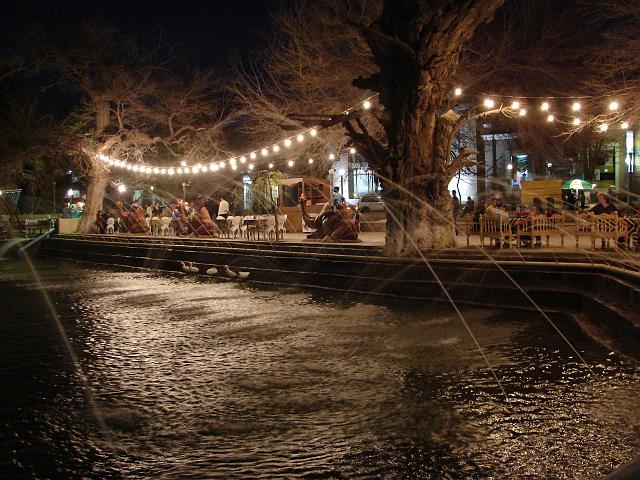 DSC00537.JPG - Abends am zentralen Platz  LAB-E HAUS ("Ufer des Wasserbeckens")