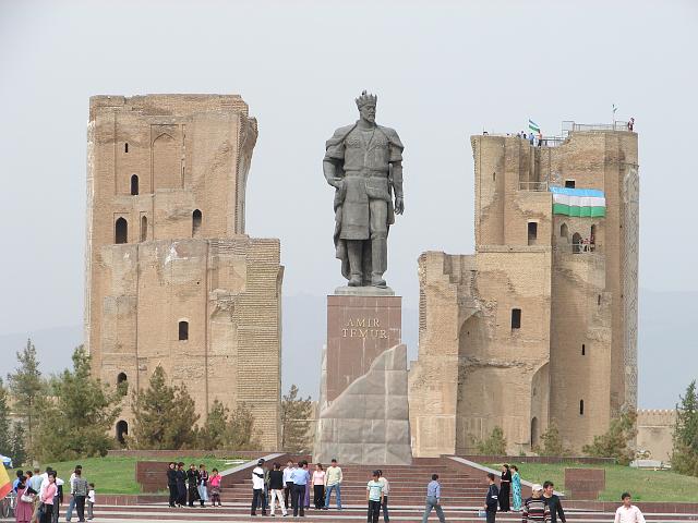 DSC00626.JPG - SCHAR-E SABS ("die grüne Stadt"), der Geburtsort von Amur Timur. Im Hintergrund die Ruine des gignatischen Palastes AK SARAI.