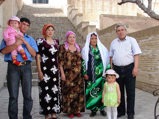 DSC00913.JPG - ...eine usbekische Familie, drei Generationen...