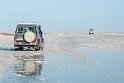 Vorsichtig durchqueren wir das salzige Wasser um nicht die Jeeps zu schädigen.