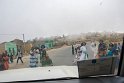 Es geht zurück nach Mekele, auf dem Weg dorthin passieren wir Dörfer in denen Kinder tanzend in ihren Trachten eine Kette  über die Strasse gespannt haben um Geld zu bekommen. Unser Fahrer hält hupend drauf zu ...