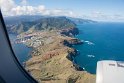 Flug über die Ostspitze von Madeira, Caniçal ein ehemaliger Walfangort ist jetzt Freihandelshafen und über eine neue Autobahn mit der Insel verbunden.