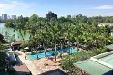 Blick von unserem Lake View Room über den Pool und die Shwedagon Pagode rechts.