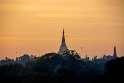 Vom Hotelzimmer wieder ein Blick auf die Shwedagon pagode bei Sonnenuntergang.