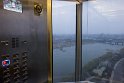 Nach Verteilen der Zimmerkarte ging's in das für unserer Gruppe reservierte Stockwerk 38 und 37 mit einem der beiden Glasaufzüge und einem ersten Blick über den Taedong Fluß.