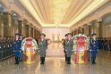 Weiter im Gänsemarsch und trepp auf und trepp ab zum ähnlich gestalteten Raum in dem Kim Jong Il aufgebahrt ist. <br><a href="http://www.20min.ch/news/dossier/nordkorea/story/Das-Fernsehen-zeigt-den-toten-Kim-Jong-Il-15999212" target=“_blank”>Hier gibt es weitere Infos und auch Bilder von innen</a>