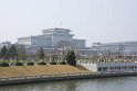 Immerhin waren wir am Ehrentag, am 15.4., Feiertag und 103. Geburtstag vom großen Führer Genosse Kim Il-sung im Sonnenpalast, seinem ehemaligen Amtssitz, nun ein Mausoleum.