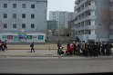 Fahrt durch Pjöngjang, vorbei an auf den Bus wartenden Menschen.