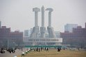 Ein kurzer Blick vom Parkplatz zum Monument zur Gründung der Partei der Arbeit Koreas. Auch aus Beton, wie eigentlich alle Bauwerke in Pjöngjang.
