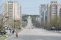 Rückfahrt aus Käsong, auf dem Berg am Ende der Strasse eine Statue von Kim Il Sung.