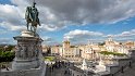 Vom oberen Treppenabsatz des 1927 vollendeten Nationaldenkmals schaut man über die Piazza Venezia. hier beginnt die Via del Corso.