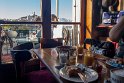 Croissants, frischer Saft und Joghurt, dazu ein Café au Lait und wieder der Blick über den Hafen.