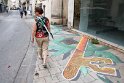 Wir laufen um die Stadtmauer bis es einen Weg durch ein Tor in die Altstadt gibt. Im Juli war Staßenmalerei Festival in Avignon, die Reste sind noch zu sehen.