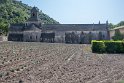 Wir erreichen die Abtei von Sénanque, kaum andere Besucher. bekannt ist das Kloster durch seine Lavendelfelder. Die Blüte ist leider vorbei, somit sehen wir nur die leeren Felder und erstehen als Mitbringsel ein paar Souveniers.