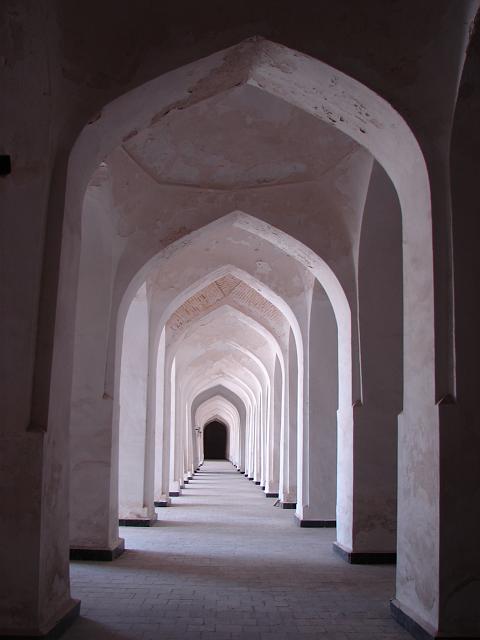 DSC00492.JPG - Kuppelgalerie der Moschee Kalan, getragen von 208 Pfeilern, auf denen 288 Kuppeln ruhen
