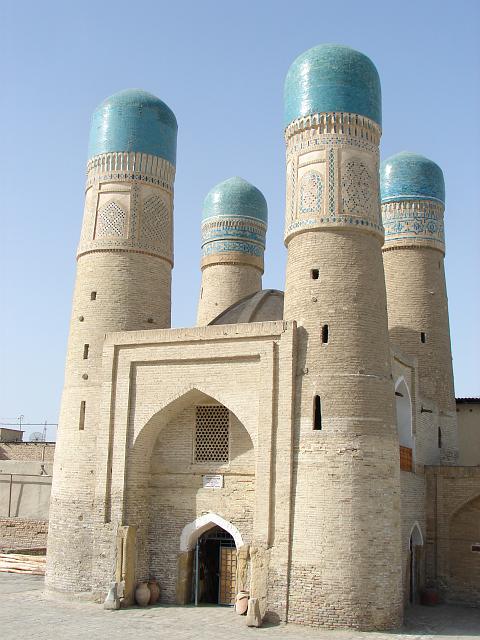 DSC00599.JPG - Zurück in der Stadt Buchara: TSCHOR MENAR ("vier Minarette"), das Eingangstor zur  Medresse