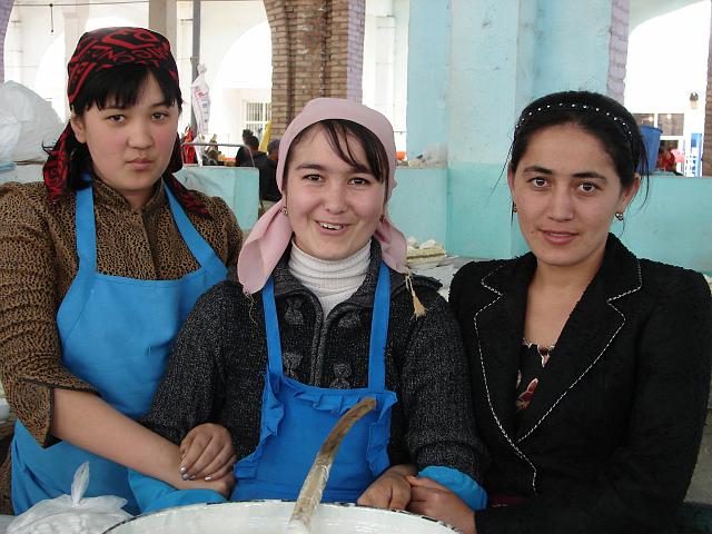 DSC00670.JPG - ...usbekische Frauen....