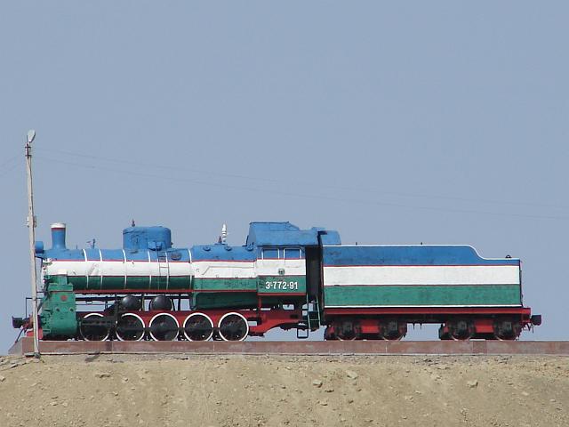 DSC00687.JPG - ... usbekische Eisenbahn auf dem Berg...