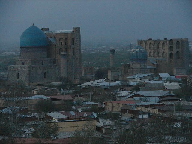 DSC00813.JPG - Blick vom Minarett der Medrese Ulugbek auf die Moschee und Medrese  BIBI HANIM und das gelichnamige Mausoleum.