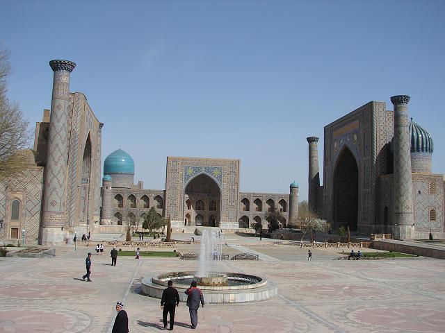DSC00872.JPG - Der zentrale Platz in Samarkand: der Registan ("Sandplatz") mit den Medresen ULUGBEK, SHIR-DAR und TELLA-KARI.
