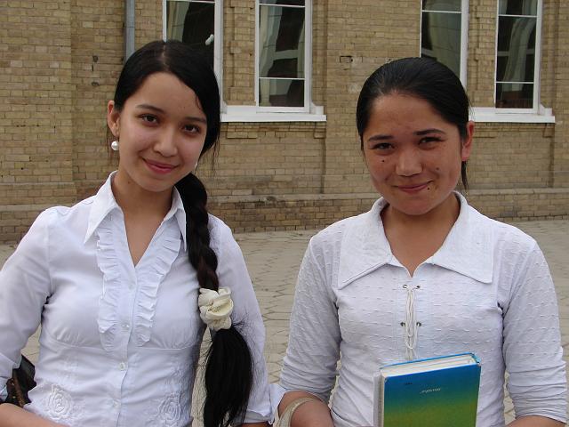DSC01142.JPG - Aisisa und Freundin sprechen uns auf der Straße an und führen uns stolz durch ihre Uni.